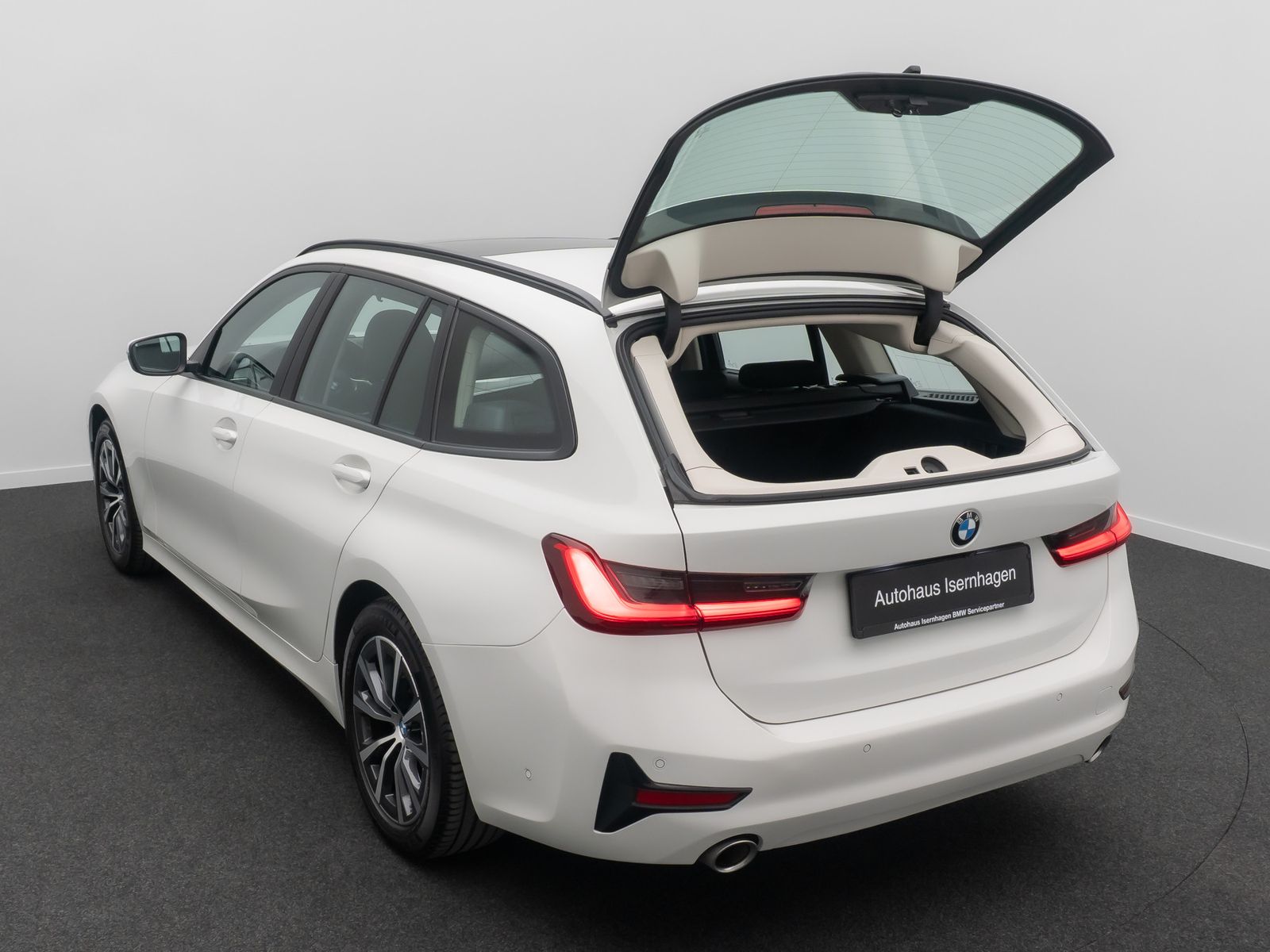 Fahrzeugabbildung BMW 330i AHK Kamera DAB Laser Panorama M Sport HIFi