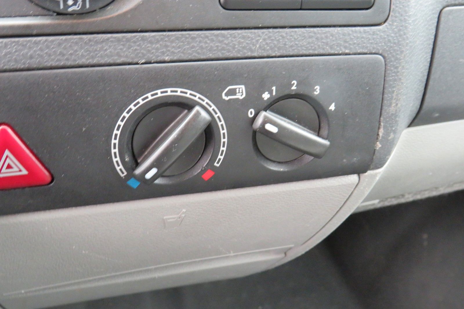 Fahrzeugabbildung Volkswagen T5 Kombi 4-Motion AHK 7 Sitz 158.000km