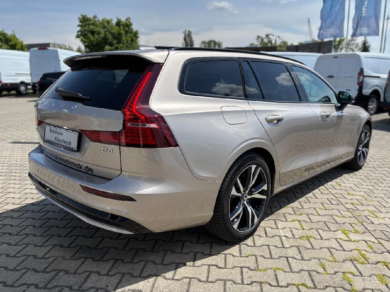 Fahrzeugabbildung Volvo V60 Kombi Plus Dark LED DAB AHK ACC Harman Kardo