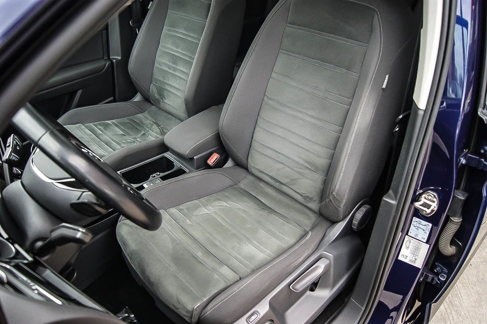 Fahrzeugabbildung Volkswagen Touran 14TSI Highline DSG PANORAMA STDHZG 7SITZE