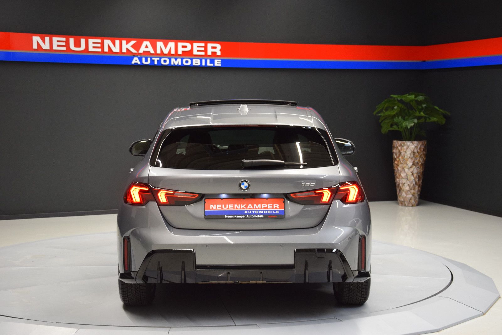 Fahrzeugabbildung BMW 120i M Sport Panorama Alcantara AHK Kamera DSC