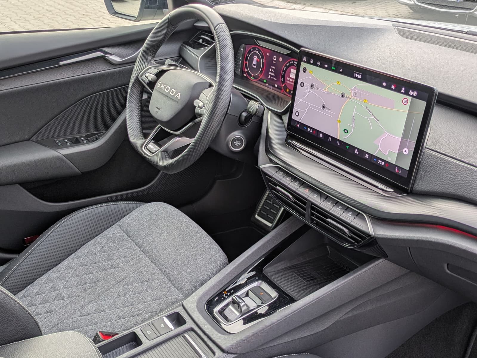 Fahrzeugabbildung SKODA Octavia 1.5 DSG Sportline PANO*MATRIX*AHK*5J.GAR