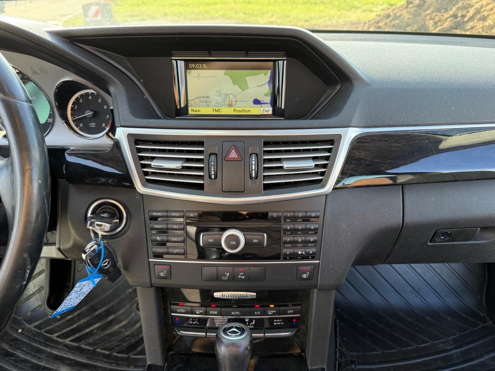 Mercedes-Benz E200 2010 — photo 13