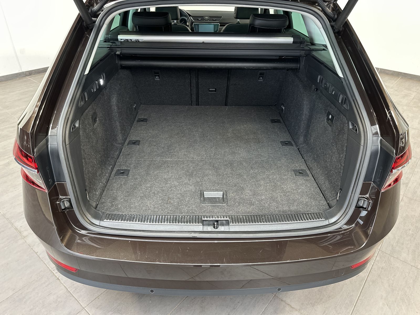 Fahrzeugabbildung SKODA Superb Combi 2.0 TDI DSG L&K NAV+LED+PANO+CANTON