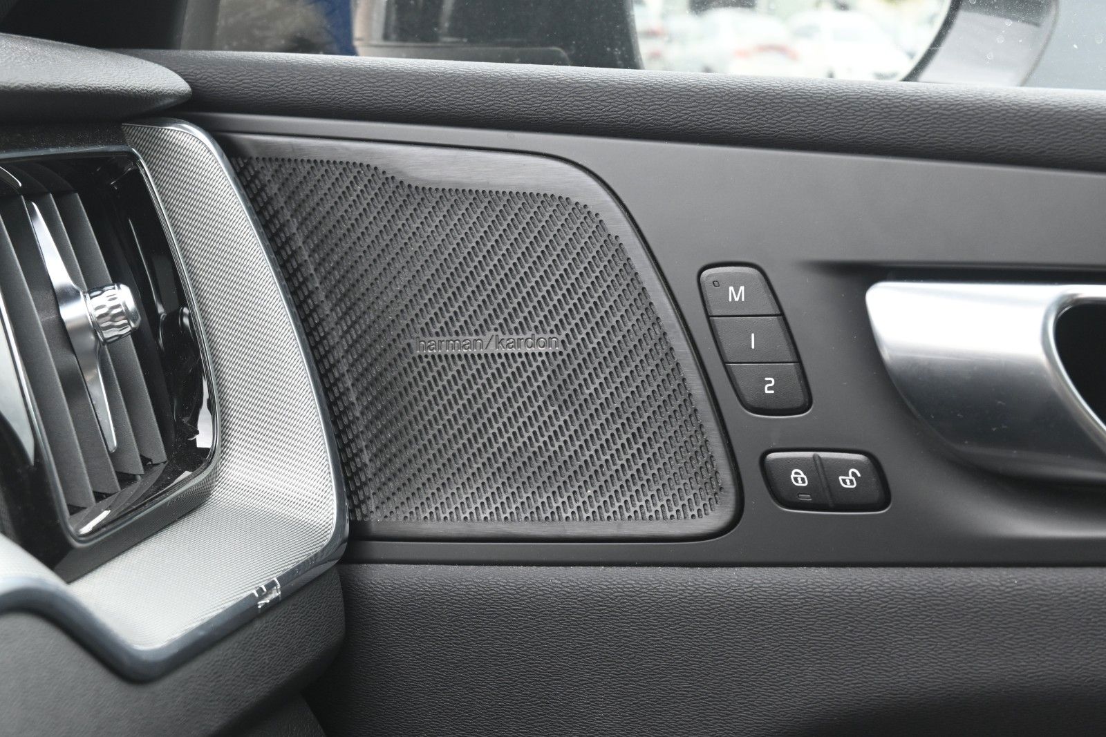 Fahrzeugabbildung Volvo XC60 B4 Benzin FWD Plus Dark*STHZG*360°*ACC*AHK