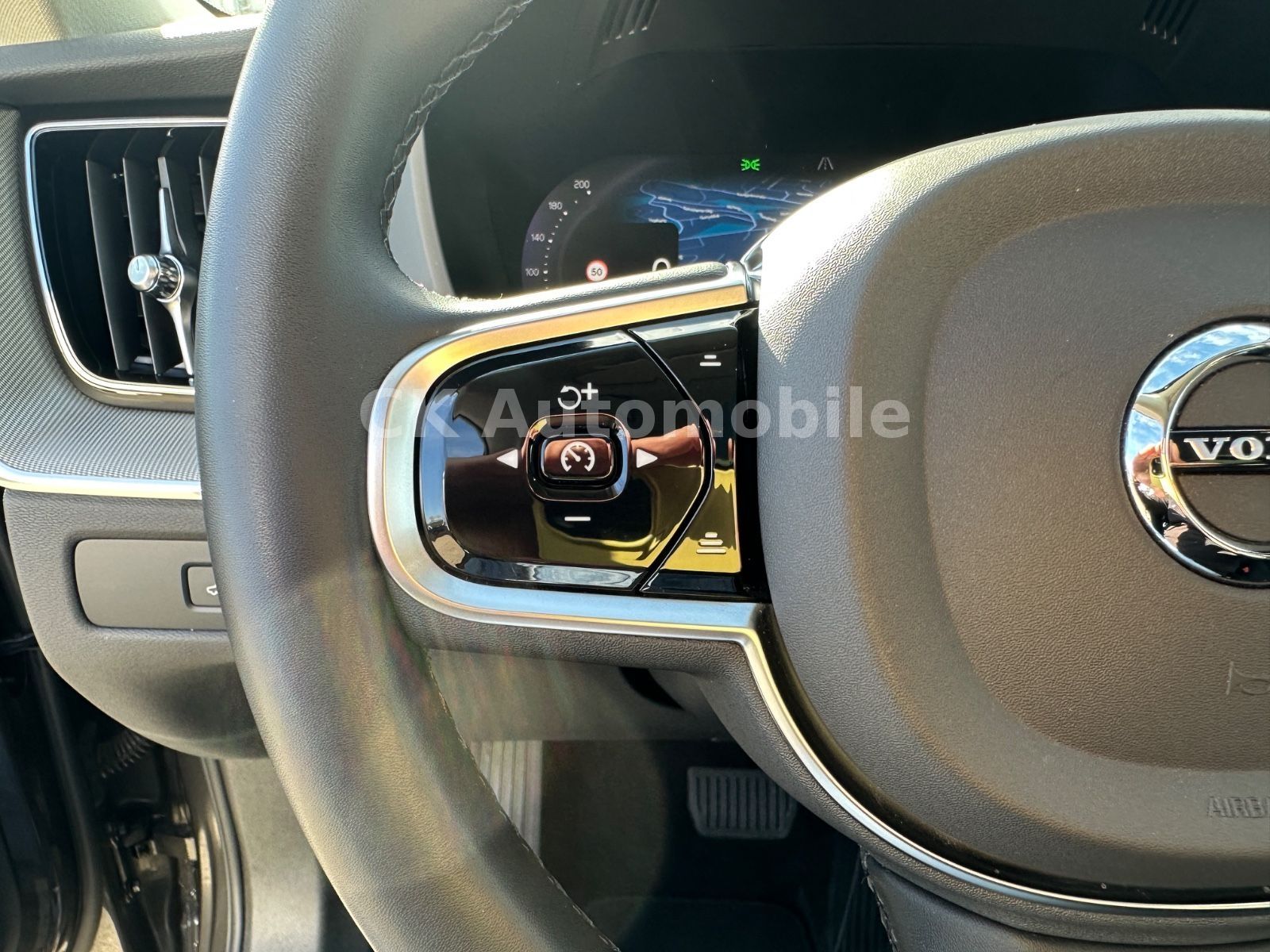 Fahrzeugabbildung Volvo XC60 B4 PlusDark AWD/BLIS/Leder/Pano/LED/360°Kam