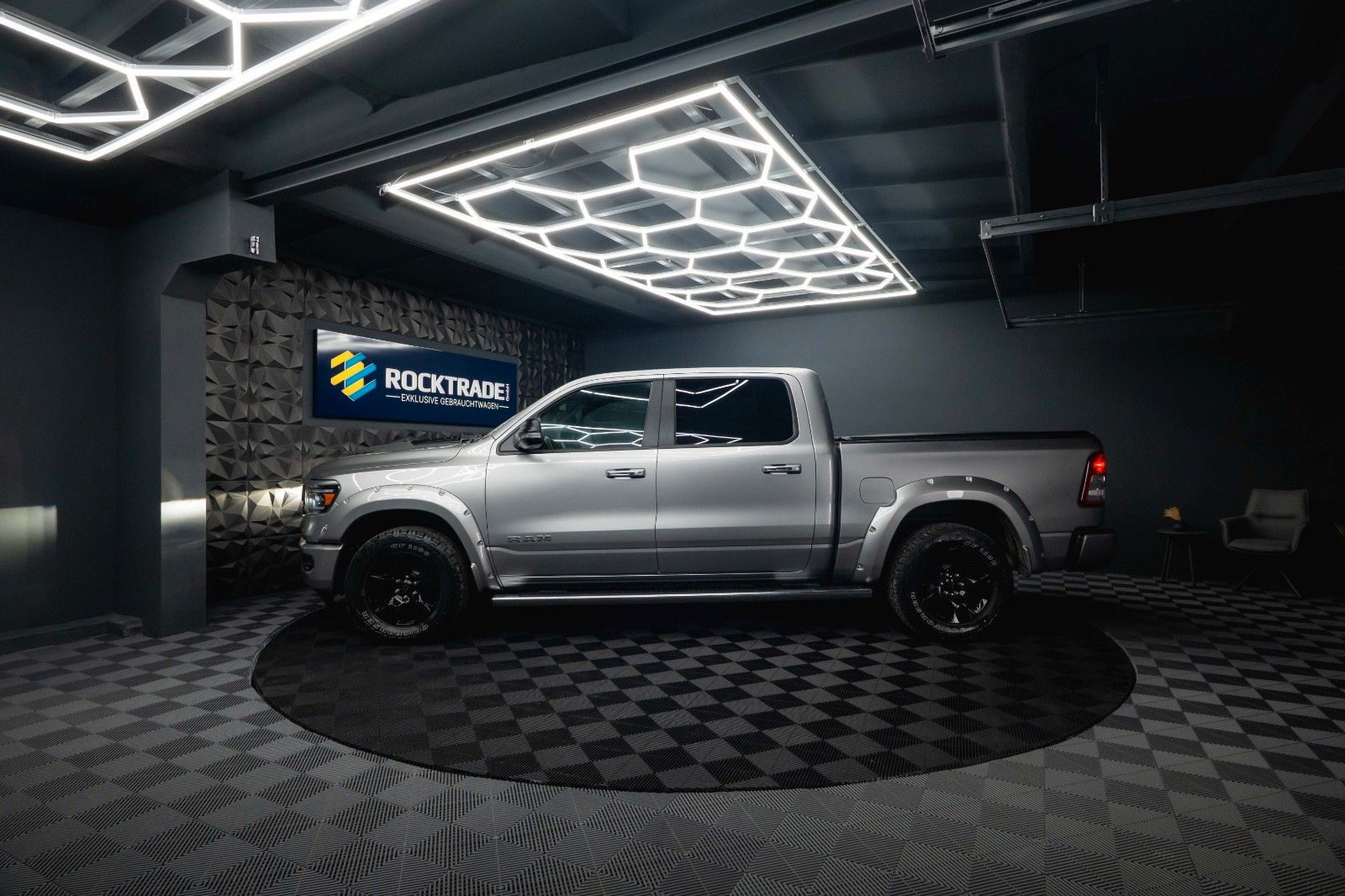 Fahrzeugabbildung Dodge RAM 5.7 V8 HEMI 4x4 OFFROAD Night-Paket *LED*19%