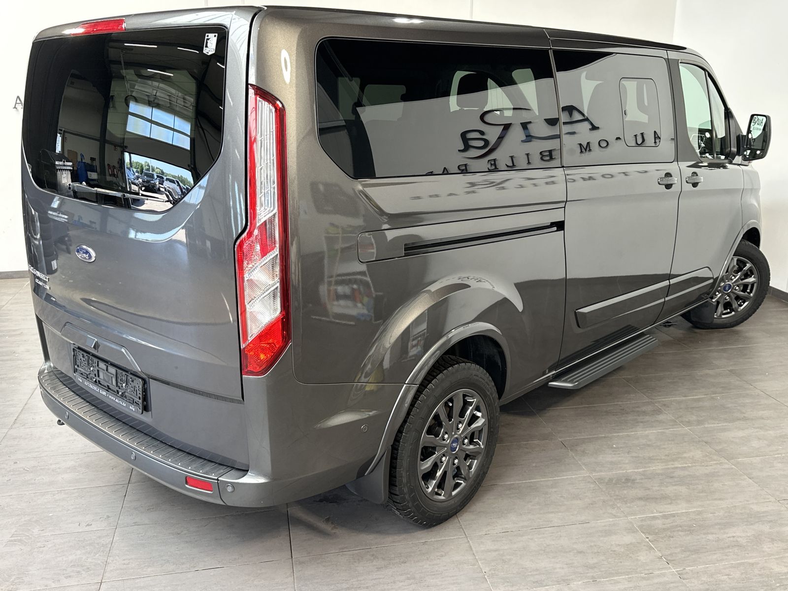 Fahrzeugabbildung Ford Tourneo Custom 320 L2H1 Titanium NAV+XEN+KAMERA