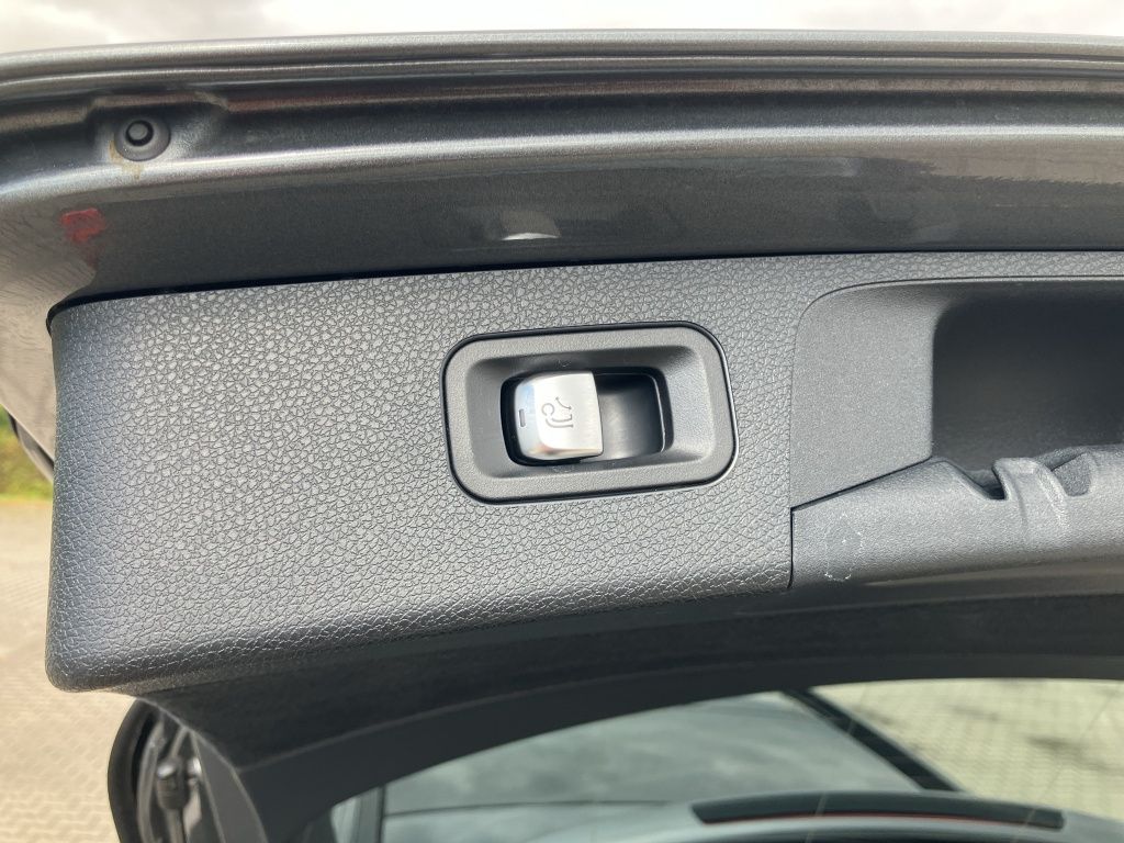Fahrzeugabbildung Mercedes-Benz E 220 d T-Modell AMG LINE*NightPaket*PanoDach