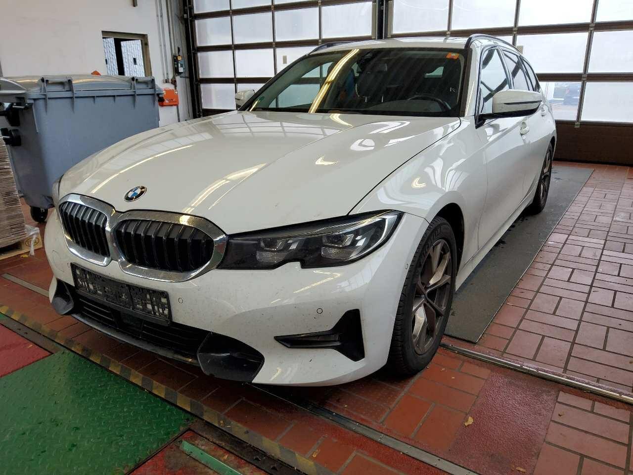 BMW 320iA Touring Sport Line Panorama ACC AHK