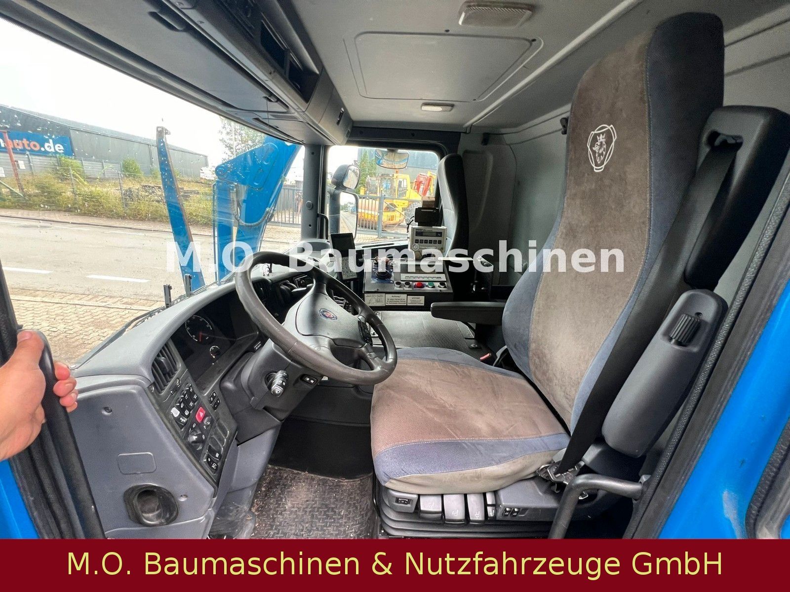 Fahrzeugabbildung Scania P 320 LB / Kehrichtabfuhrwagen / Frontlader