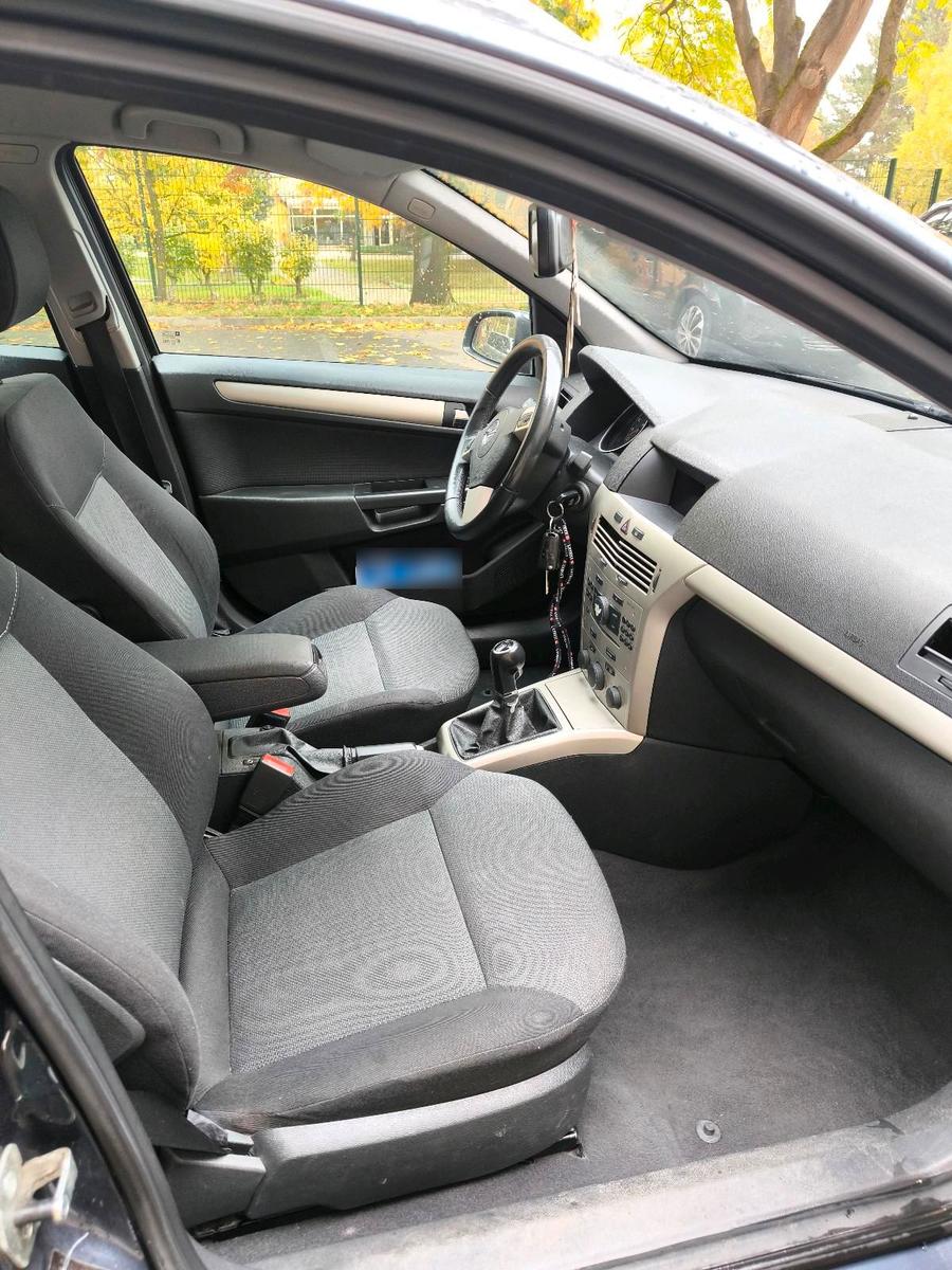 Opel Astra 2007 — вигляд ззаду