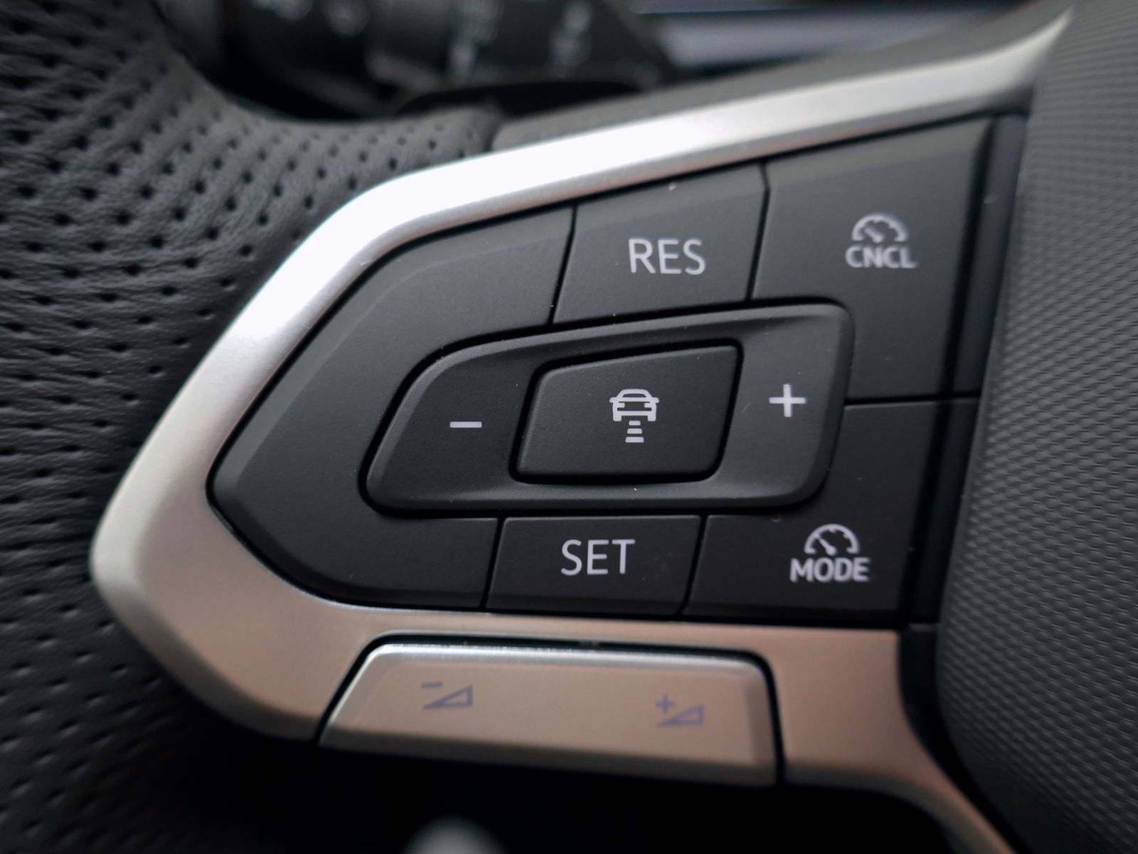 Fahrzeugabbildung Volkswagen T-Roc R-Line 1.5 eTSI DSG | LED AHK RFK ACC Navi