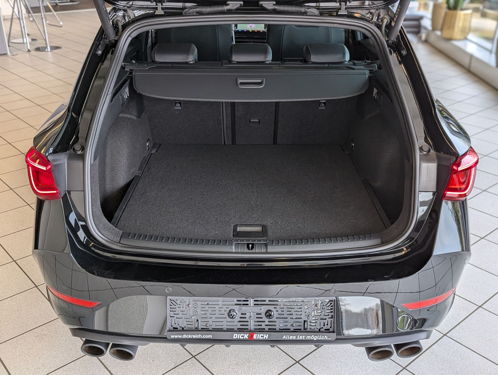 Fahrzeugabbildung CUPRA Leon 2.0 TSI VZ 4Drive Vision+ Matrix Pano ACC