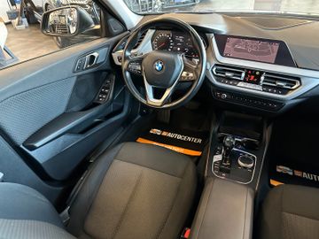 BMW 120 i *HEAD-UP*StandHZ*AHK*SPORT*2-ZONEN*CARPLAY