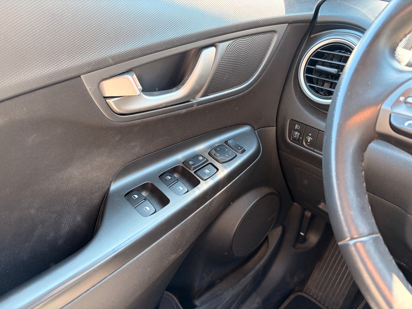 Fahrzeugabbildung Hyundai Kona Automatik*SHZ*NAVI*LED*AHK***