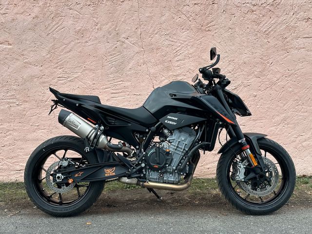 KTM DUKE 890 1. HAND MIT LEO VINCE AUSPUFF