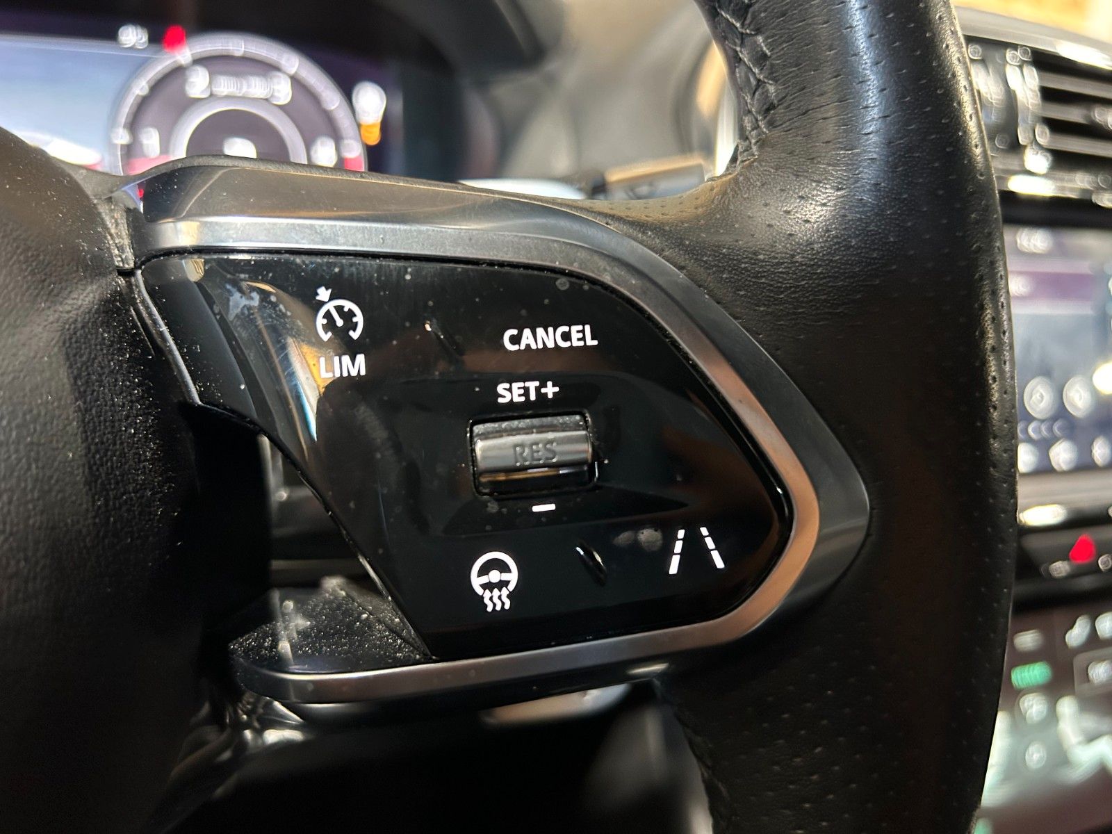Fahrzeugabbildung Jaguar XE R-Dynamic SE AWD/HEAD-UP/KAMERA/NAVI/APPLE
