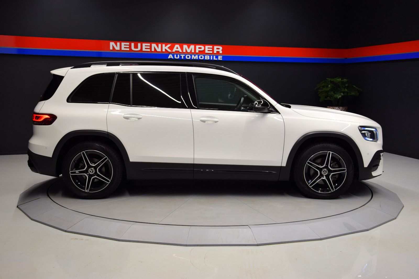 Fahrzeugabbildung Mercedes-Benz GLB 200d AMG-Line Panorama el.AHK Kamera Widescr