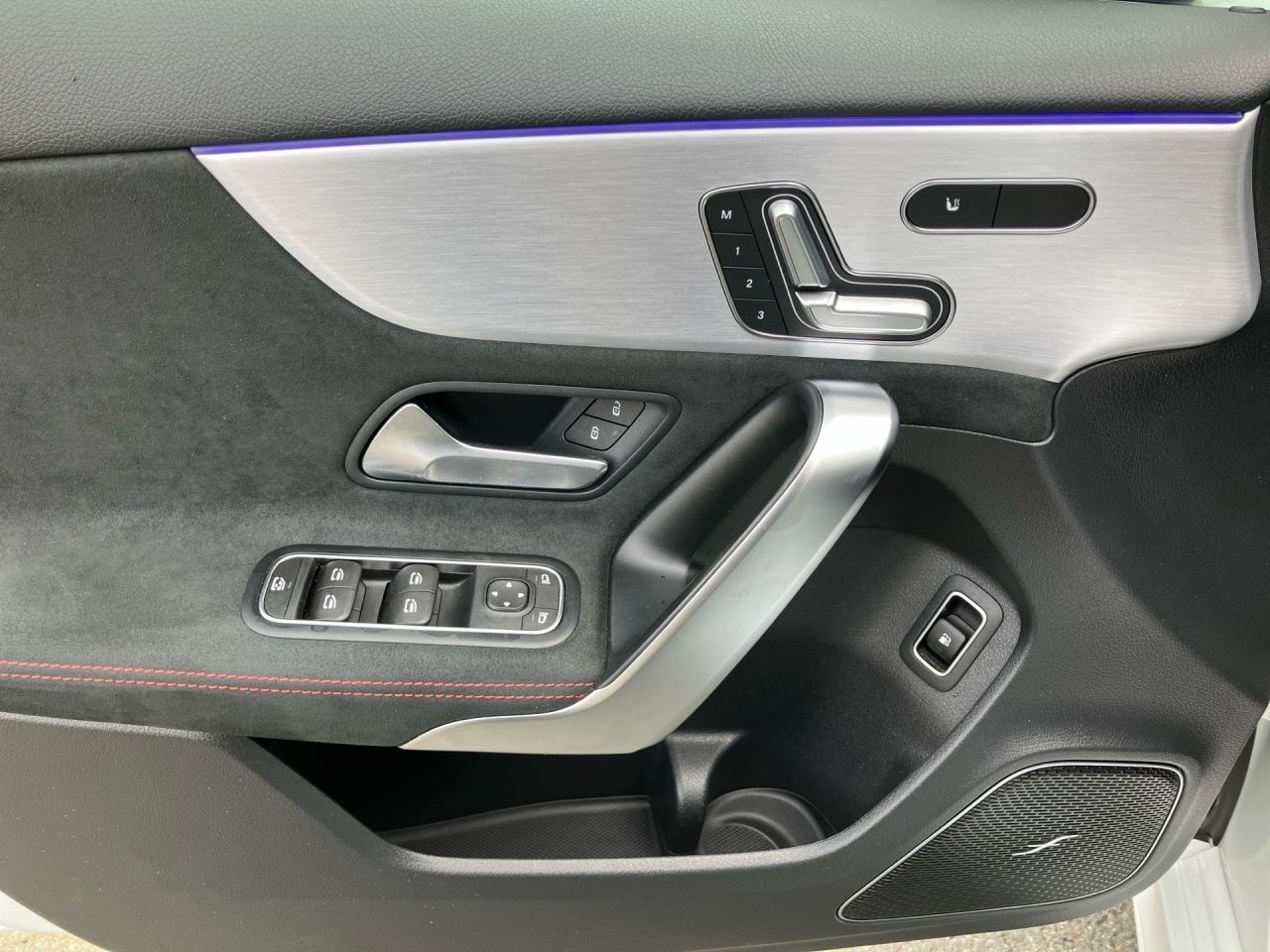Fahrzeugabbildung Mercedes-Benz A 250 e AMG+NIGHT+PANO+AHK+BURM+MEMORY+CARPL+