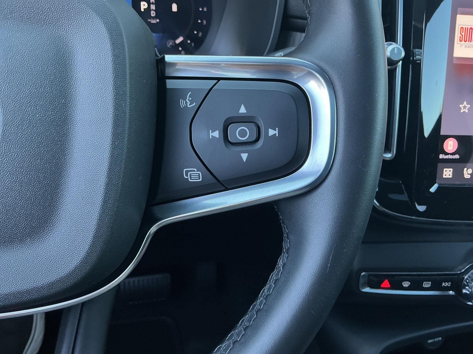 Volvo XC40 B3 DKG Dark LED PANO H&K Apple&Andro RFK foto 24
