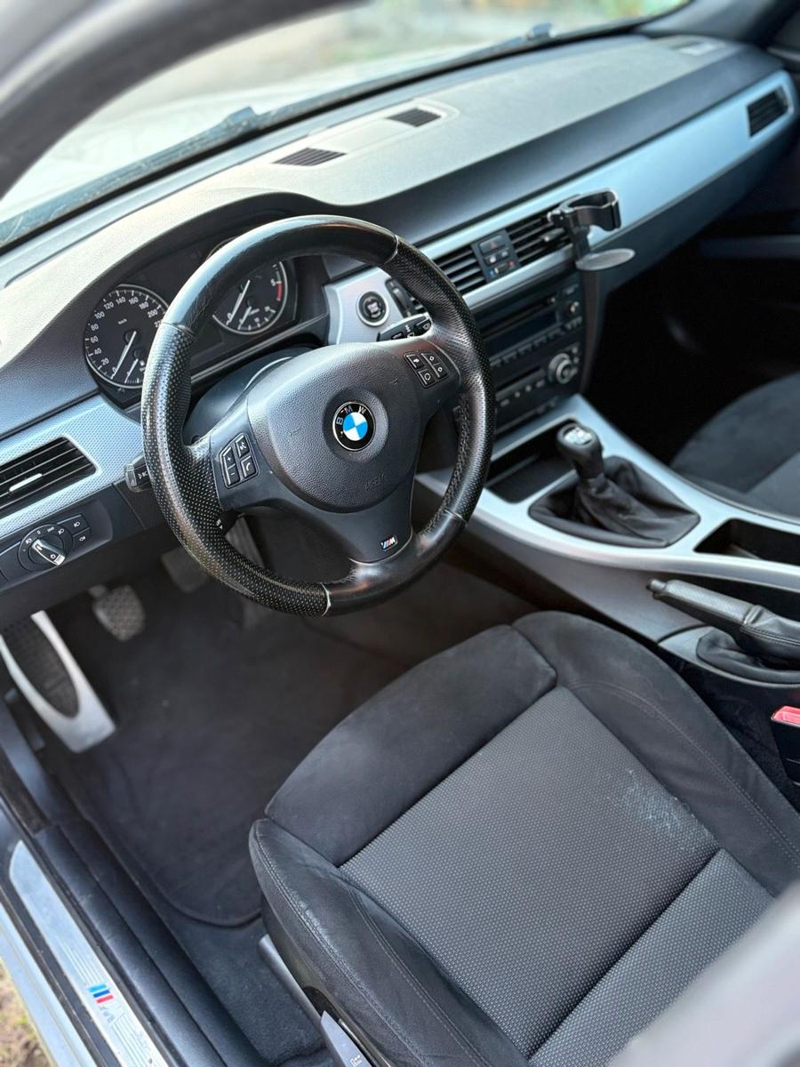 BMW 318 2011 — photo 9