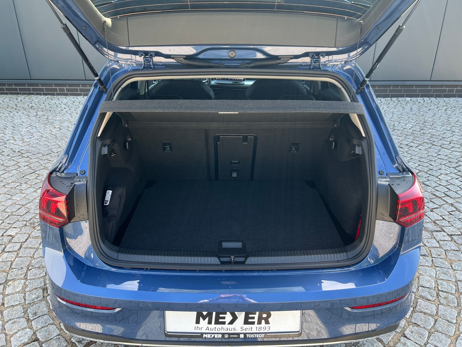 Fahrzeugabbildung Volkswagen Golf VIII Life 2.0 TDI DSG *AHK,LED,ACC,Navi,Kam