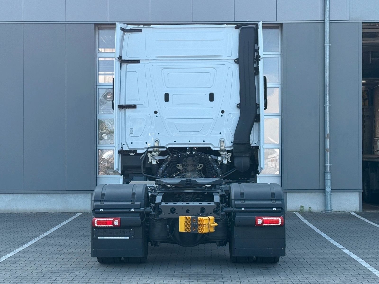 Fahrzeugabbildung Mercedes-Benz Actros 1848 LS BigSpace mit ADR
