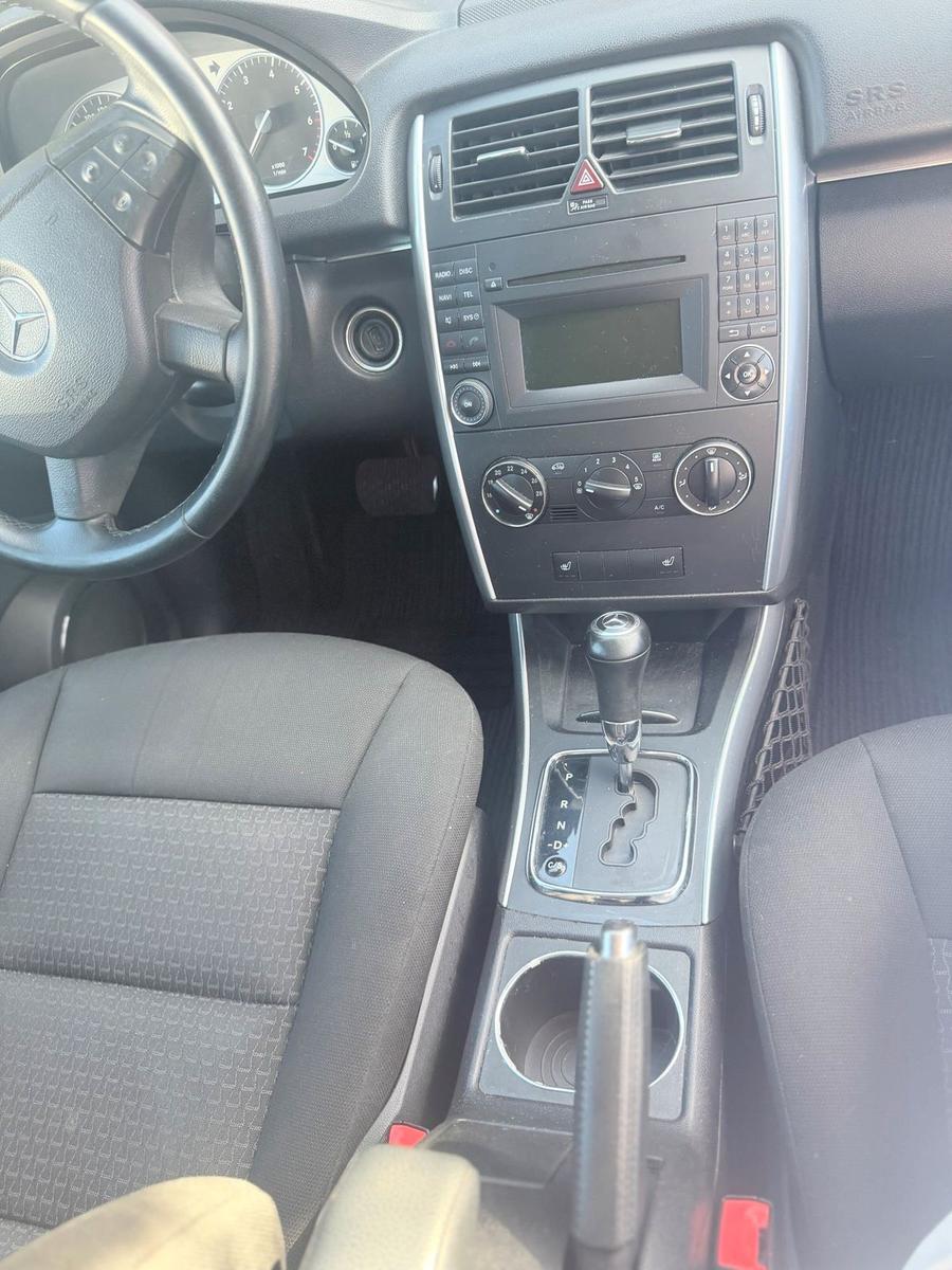 Mercedes-Benz B180 2010 — photo 9