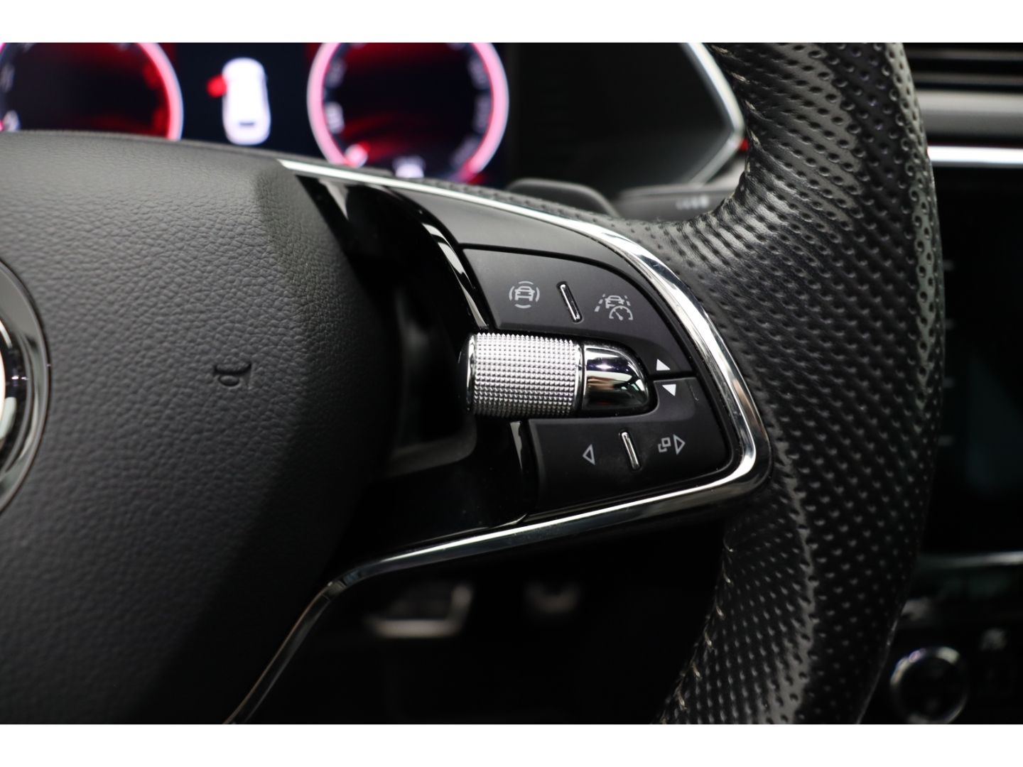 Fahrzeugabbildung SKODA Superb Combi SportLine 4x4 Digi Cockpit 360 Kame