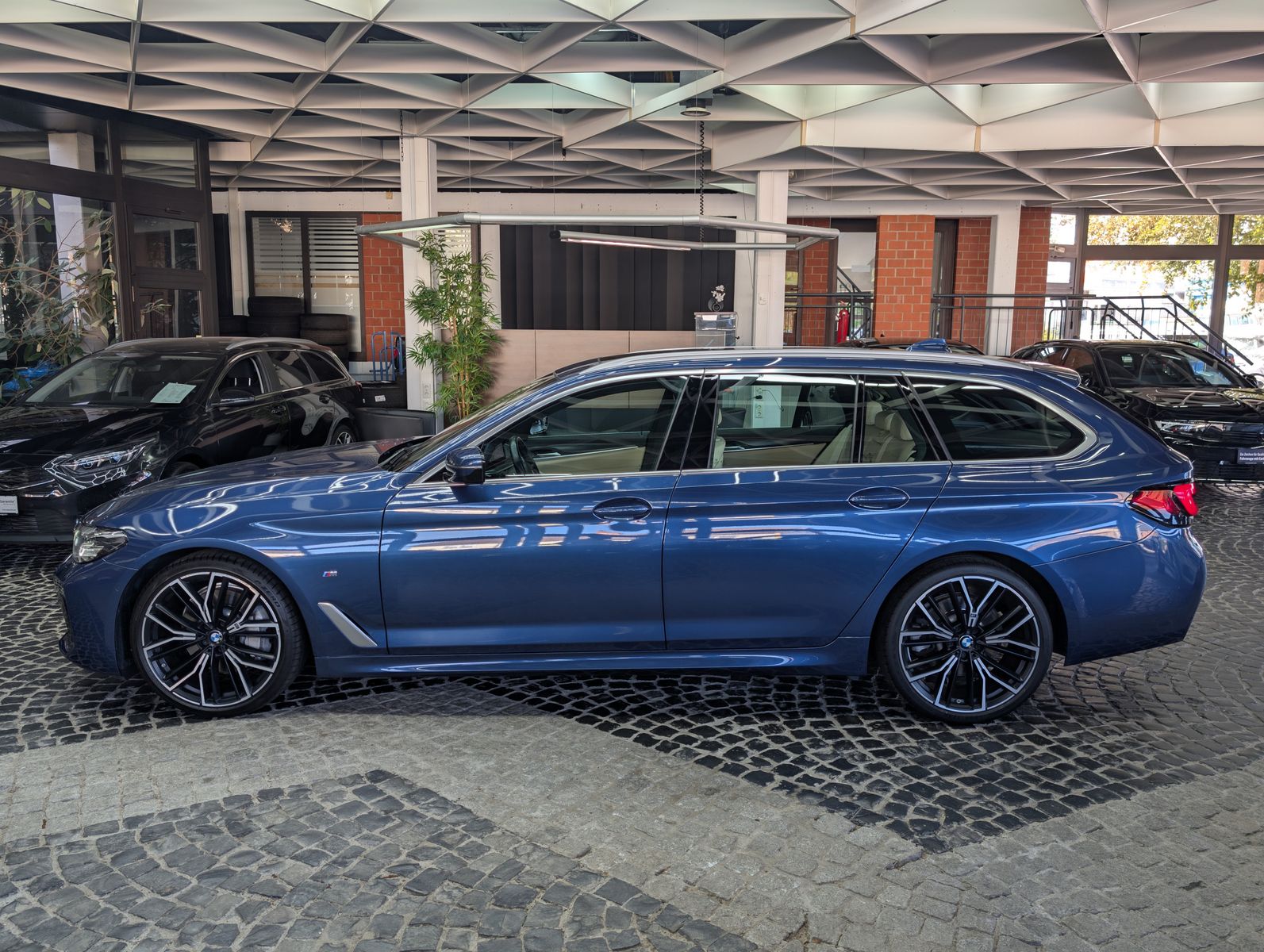 Fahrzeugabbildung BMW 530 i M Sport Tour. LEDER MEMO VIRT LED APP PANO
