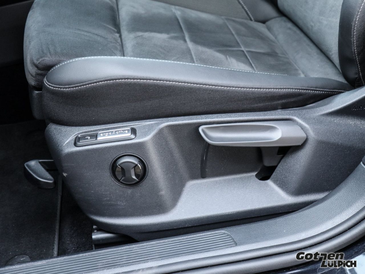 Fahrzeugabbildung Volkswagen T-Roc Style 1.5 TSI DSG Navi AHK LED PDC Klima