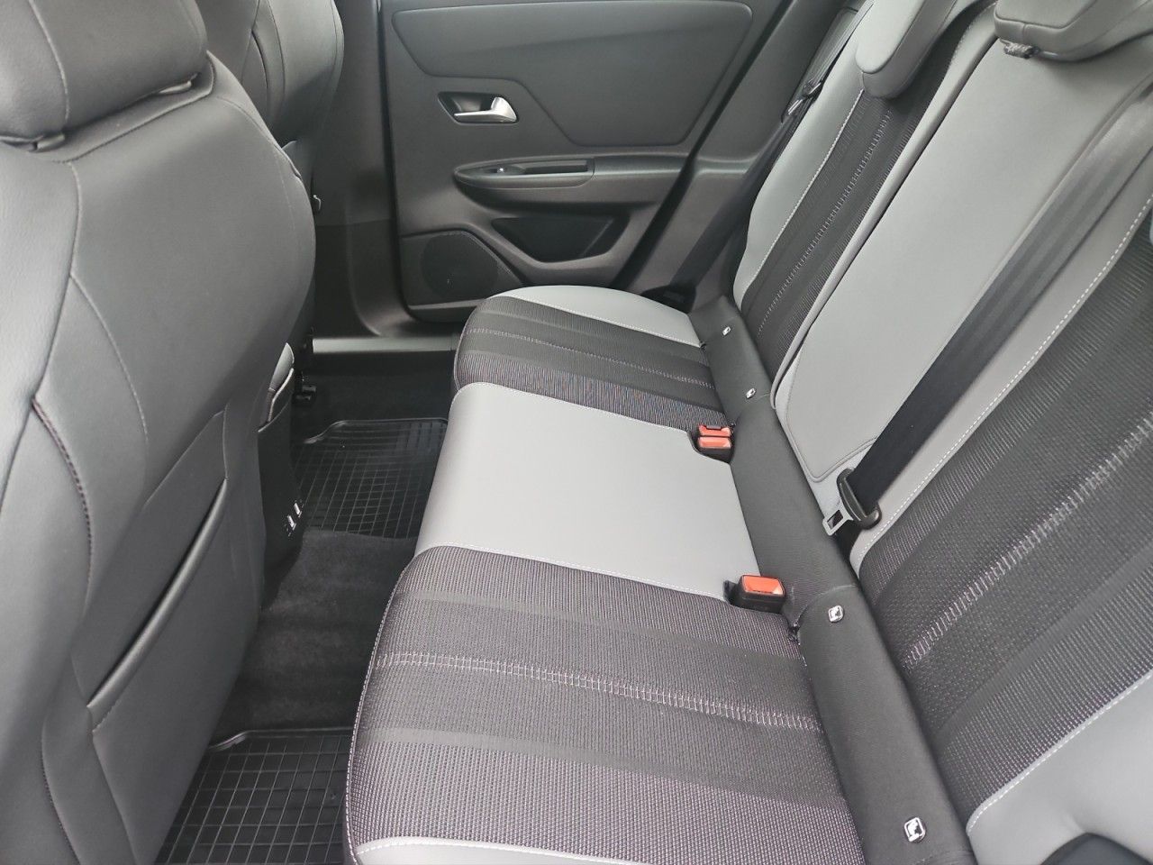 Fahrzeugabbildung Opel Mokka Elegance Winterpaket Klimaautomatik uvm.