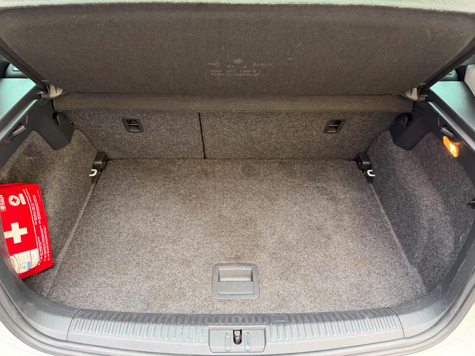 Volkswagen Polo V Highline AUTOMATIK/NAVI/LEDER/SHZ/KLIMAA