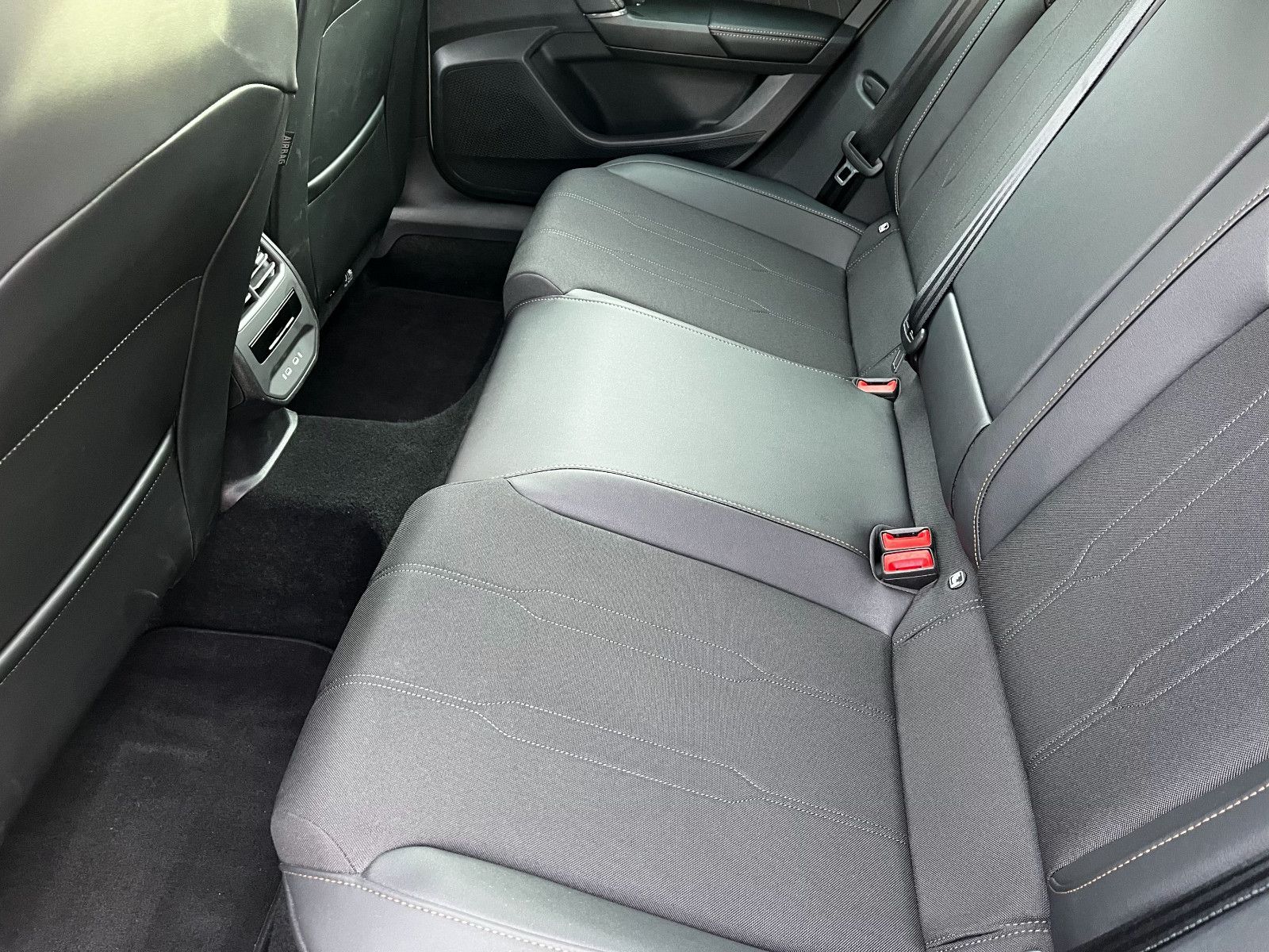 Fahrzeugabbildung CUPRA Leon 1.5 eTSI 110 kW SHZ PDC LED CARPLAY LHZ 18"