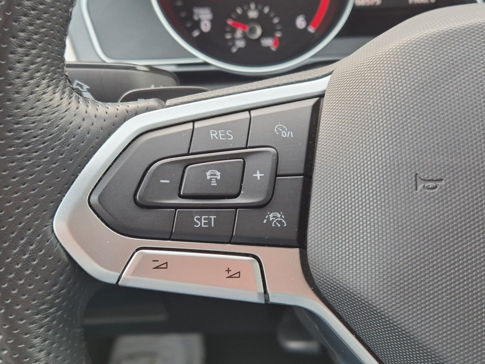 Fahrzeugabbildung Volkswagen PASSAT VAR. 2.0 TDI R-LINE 19" HUD KAM AHK PANO