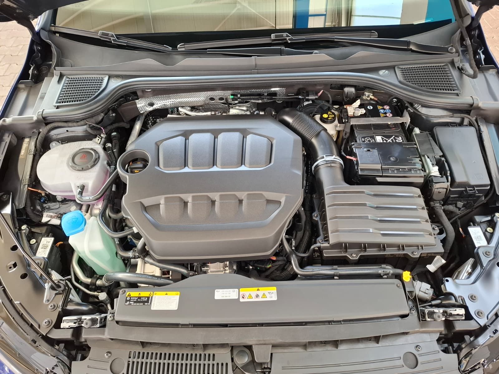 Fahrzeugabbildung Volkswagen Golf VIII Lim. R 2.0 TSI 4M. +ACC +IQ.Light +DCC