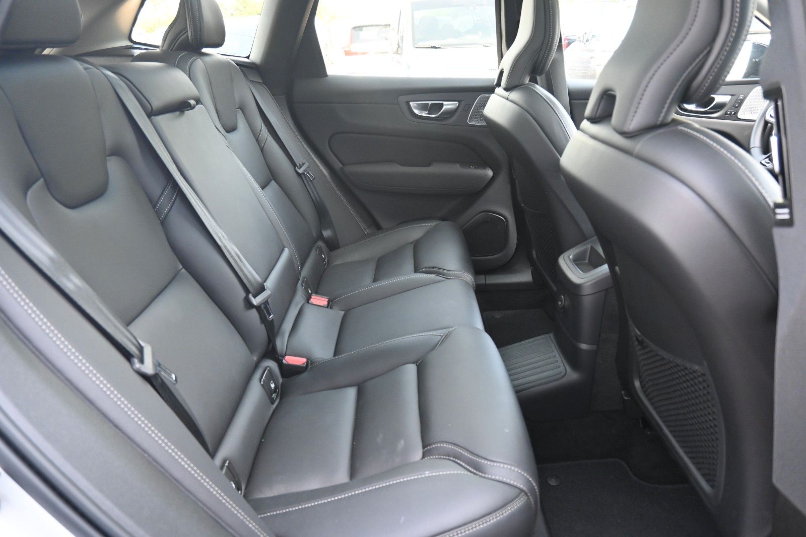 Fahrzeugabbildung Volvo XC60 T8 RC AWD Ultra Dark**360*LUFT*B&W*FACELIFT