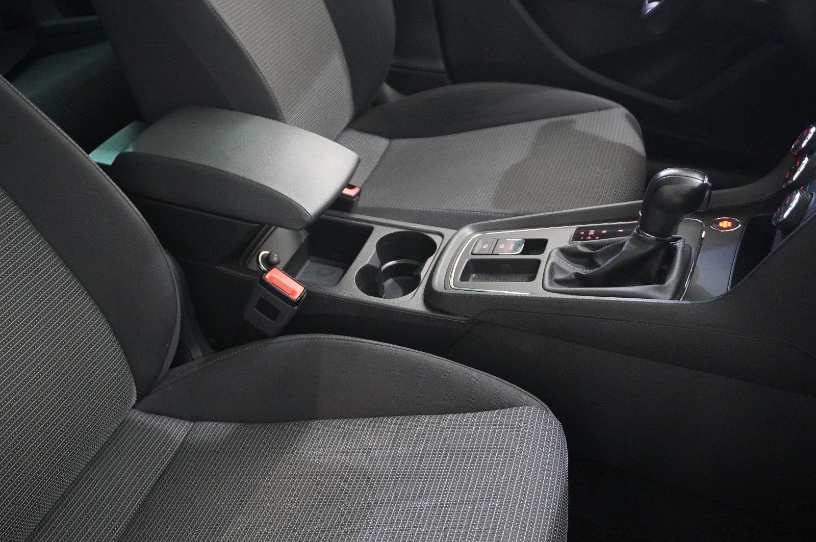 Fahrzeugabbildung SEAT Leon ST 1.6 TDI STYLE DSG NAVI/LED/KAMERA/SH/AHK