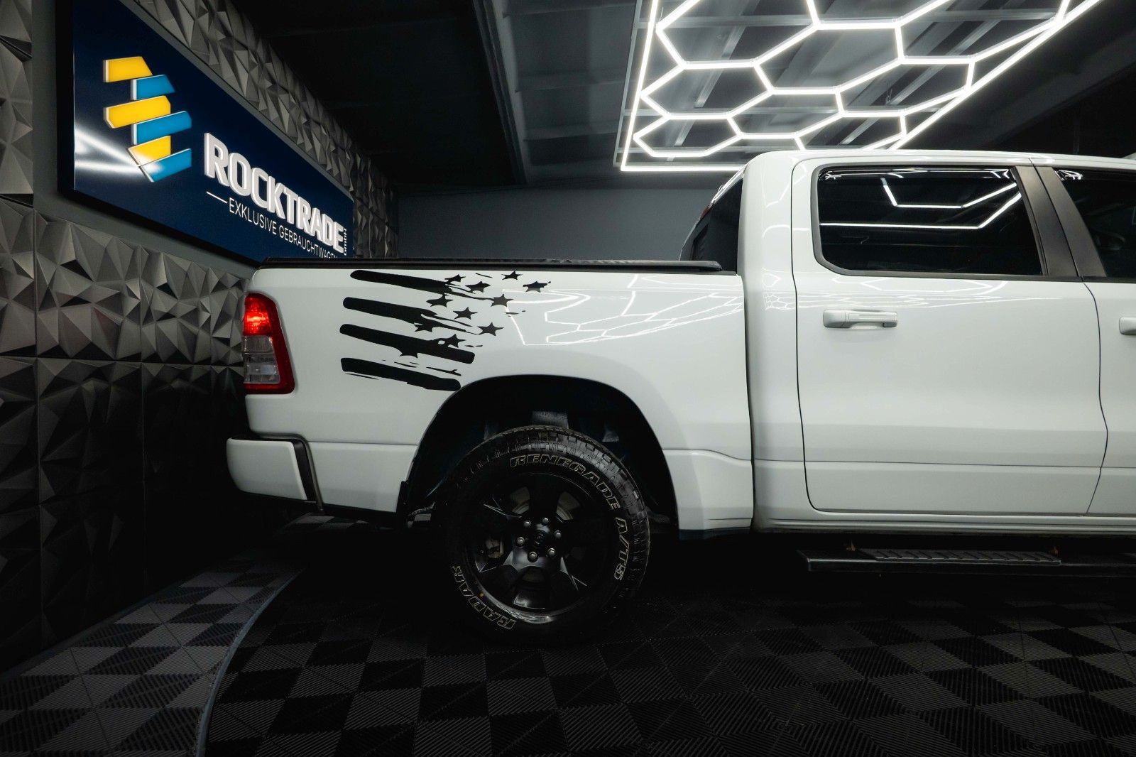 Fahrzeugabbildung Dodge RAM 5.7 V8 HEMI 4x4 OFFROAD Night-Paket *PANO*