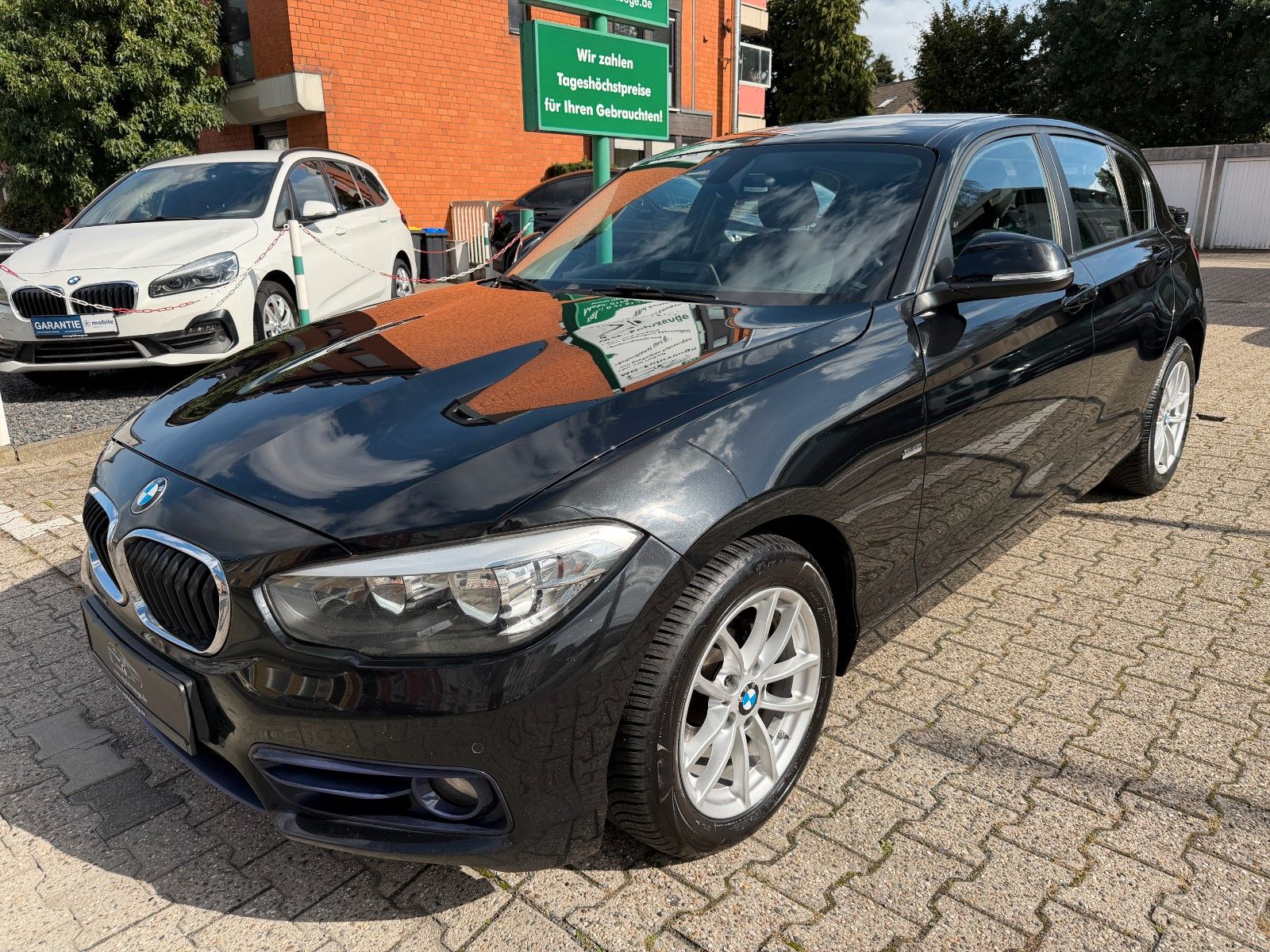 Fahrzeugabbildung BMW 118 d Sport Line AUTOMATIK NAVI BMW SCHECKHEFT