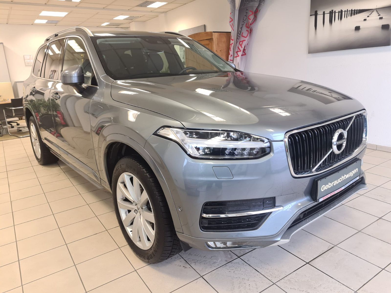 Fahrzeugabbildung Volvo XC90 Momentum AWD / LEDER / LED / NAVI /AHK 2,7t