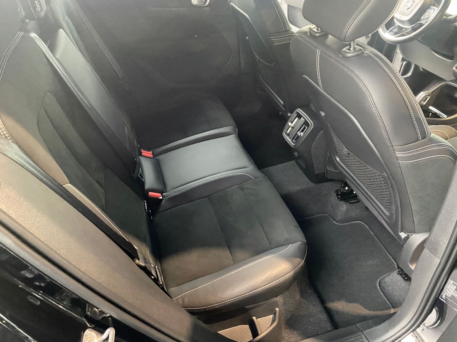 Fahrzeugabbildung Volvo XC40 R Design 2WD AHK LED NAV SHZ ALU