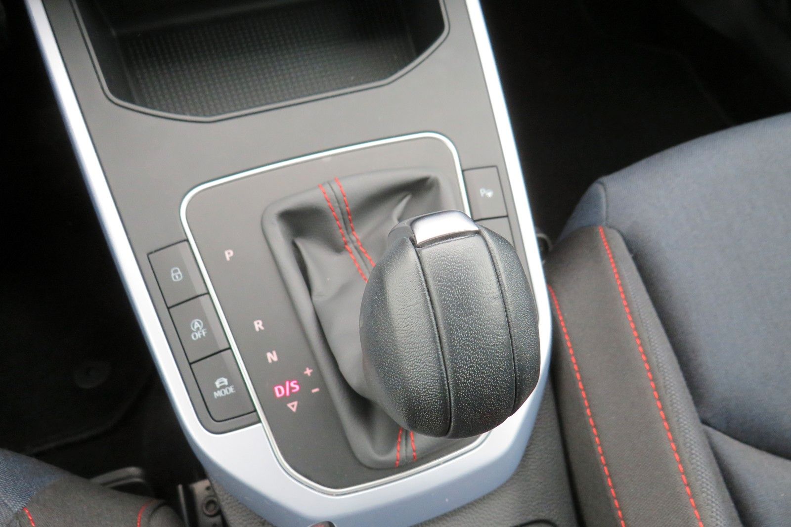 Fahrzeugabbildung SEAT Arona FR DSG NAVI SITZH. KAMERA ACC ASSISTENT-PA