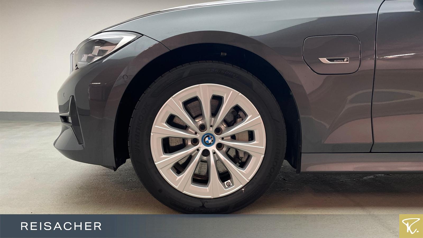 BMW 330e A Tou Advantage Pano LCProf ACC DA PA