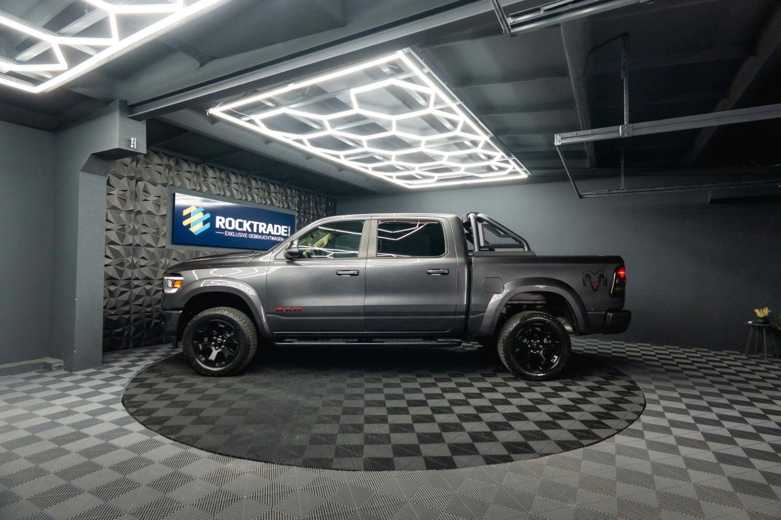 Fahrzeugabbildung Dodge RAM 5.7 V8 HEMI 4x4 OFFROAD NightPaket AXLE LOCK