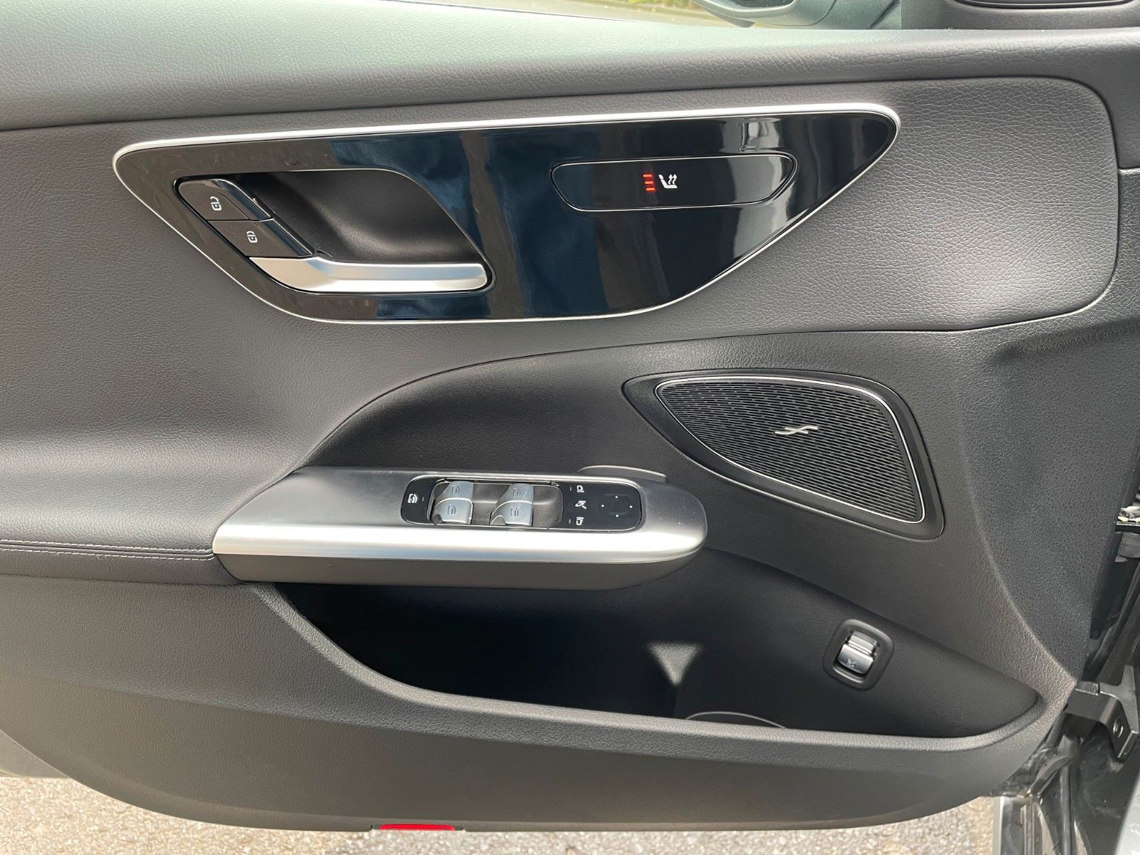 Fahrzeugabbildung Mercedes-Benz C 180 AVANTGARDE R-Kamera+AHK+TOTW+Ambiente