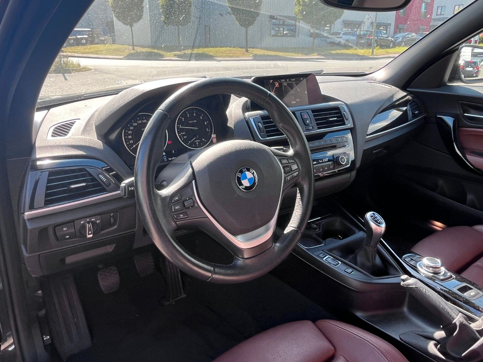 Fahrzeugabbildung BMW 220i Cabrio Sportline