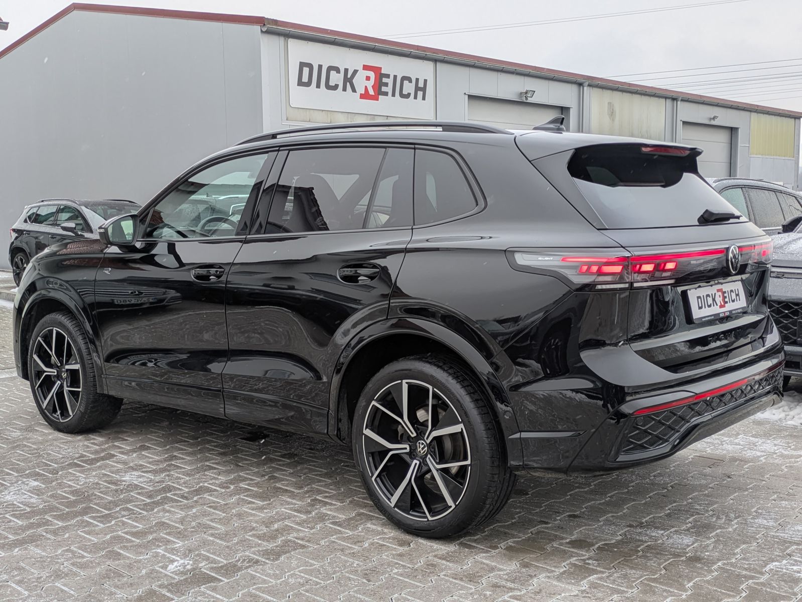 Fahrzeugabbildung Volkswagen Tiguan 2.0 TDI 4M R-Line PANO*H&K*AHK*MATRIX*20"