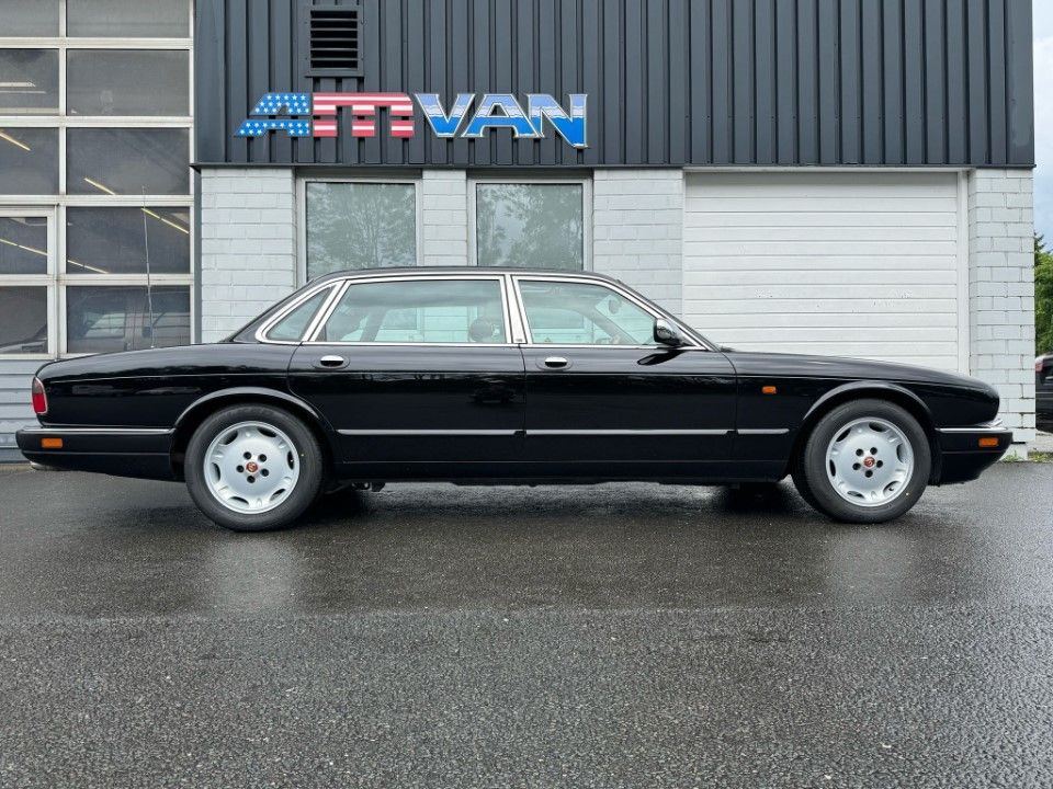 Fahrzeugabbildung Jaguar Daimler X300 Double Six Lang (LWB) fast H Zul.